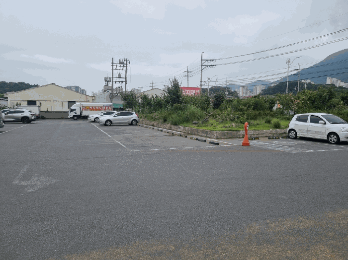 본건 전경(본건 남서측에서 촬영)-주차장