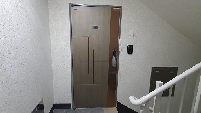 본건 출입문