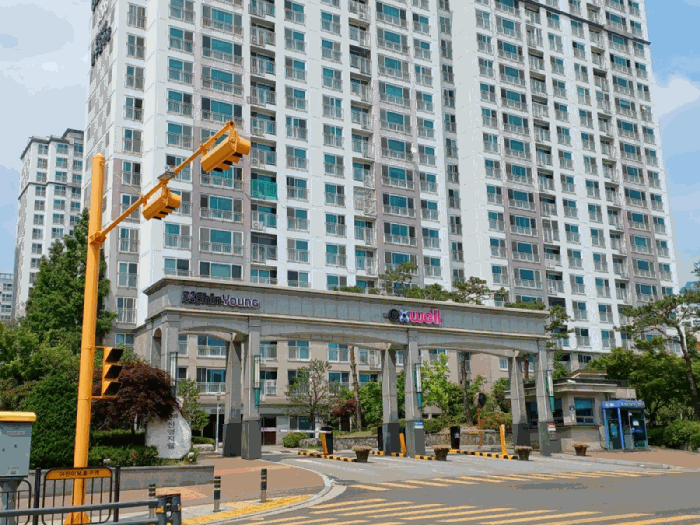 본건 아파트 단지 출입구
