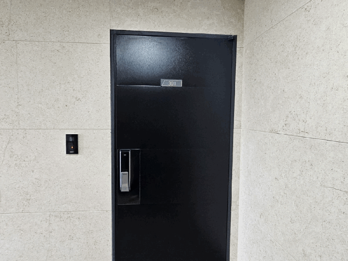 본건 입구(폐문 부재)