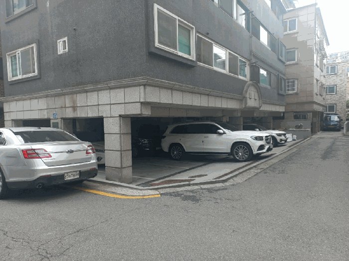 본건 소재 건물 내 1층 필로티 주차장 일부 촬영