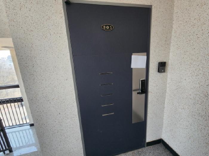 301호 세대 출입구