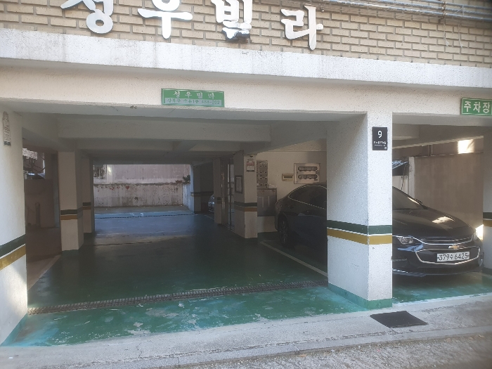 입구 및 주차장