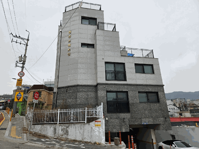 【 본건 동 전경 】