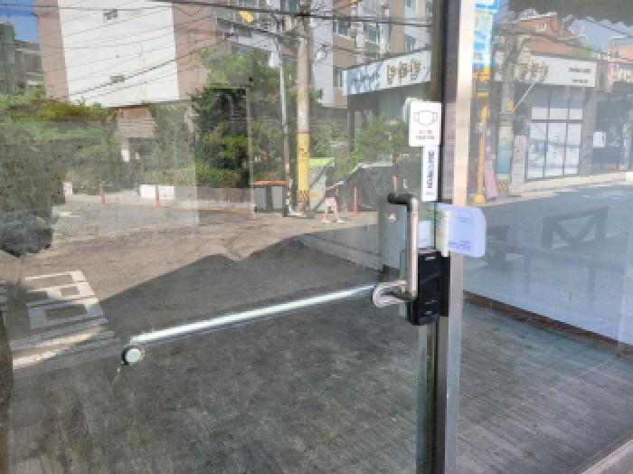 상가 1층 가운데 호실 출입문