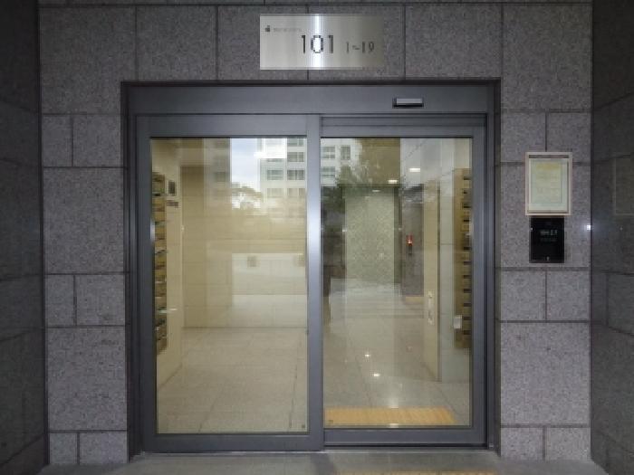 - 본 호(연북로 106, 신제주연동트리플시티 제101동) 2층 공동출입문
