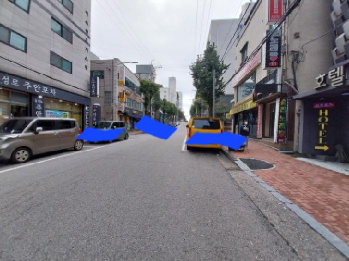 건물 앞 도로