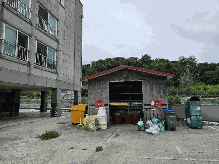 대상물건 일련번호1 지상 및 인접필지(272-7) 지상 소재
제시외 건물㉡(쓰레기 집하장) 전경