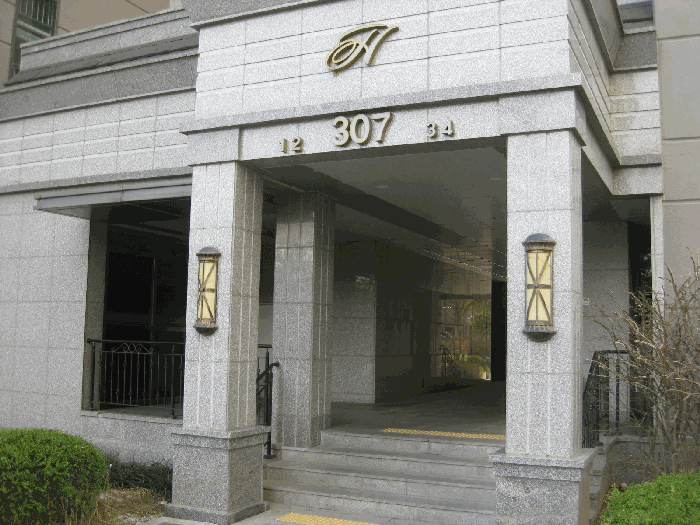 주출입구 전경