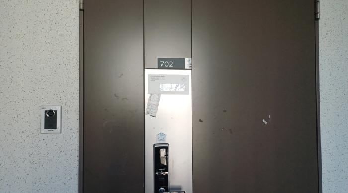 702호 출입문