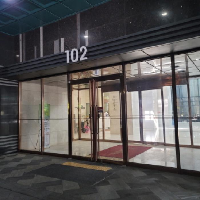 공동현관 출입구 전경(`102`동 표시 있음)