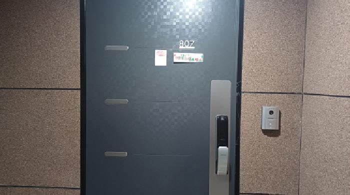 807호 출입문