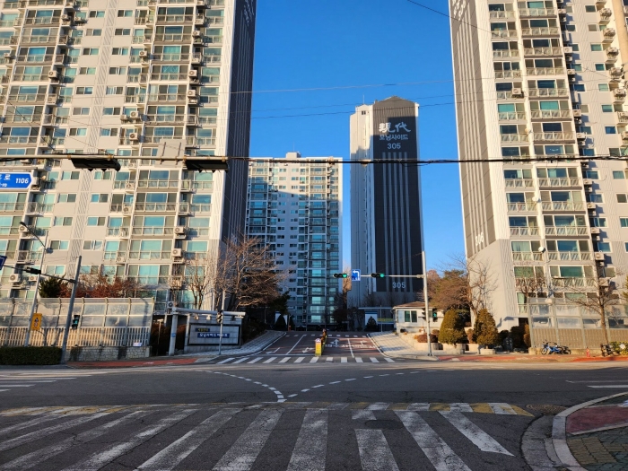 [아파트 단지 주출입구 부분]