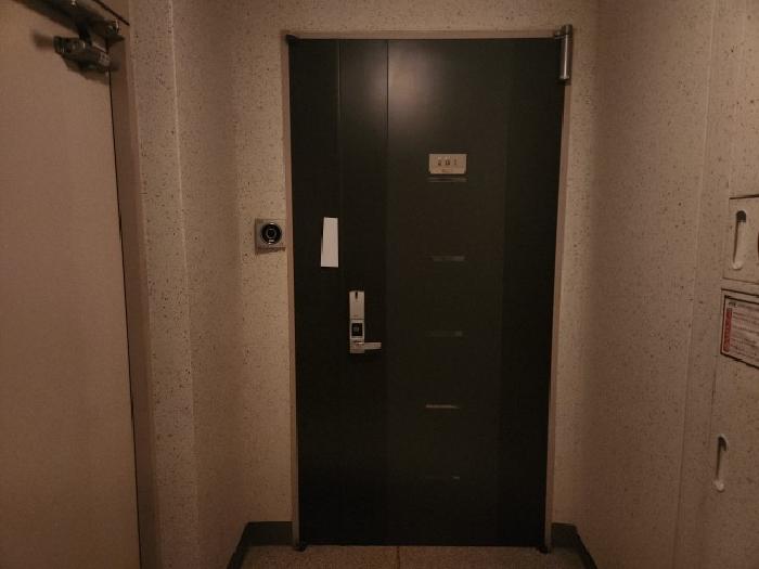 출입문 및 안내