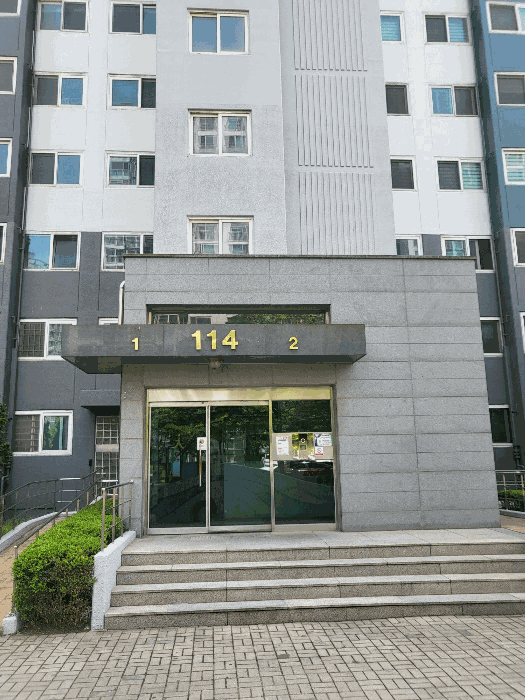 [본건 출입구]