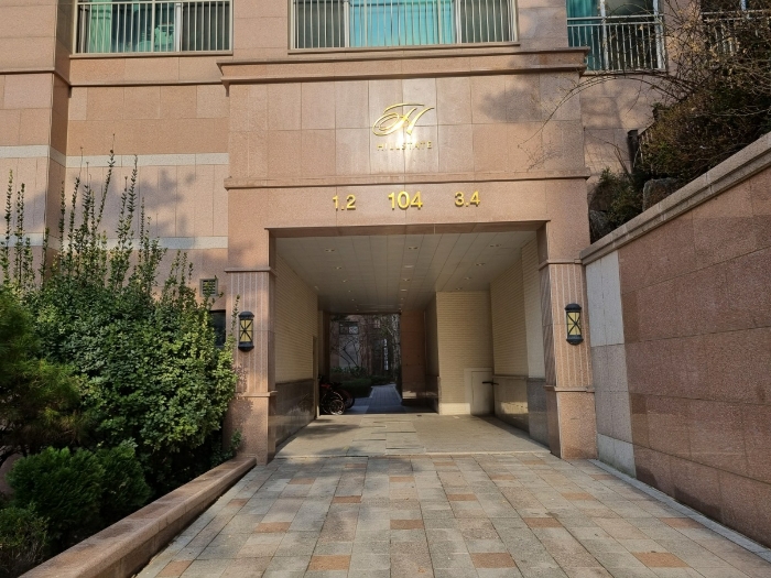 본건 104동 로비층 출입구