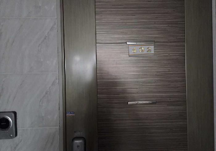 402호 세대 출입문