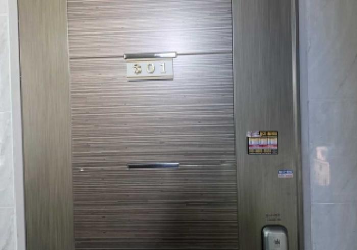 301호 세대 출입문