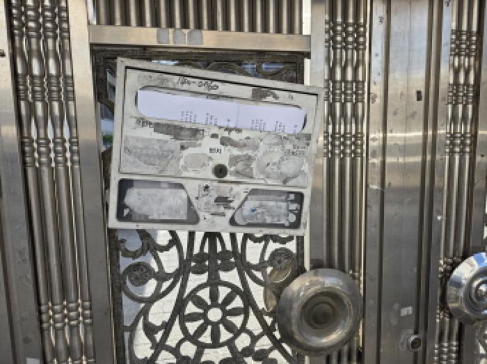 출입구 대문 우편함 - 부동산현황조사 안내문 사진