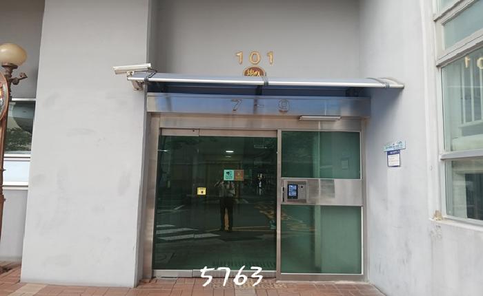 본건 공동 출입구 전경