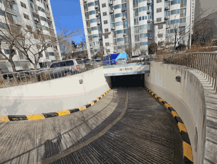 지하주차장 출입로
