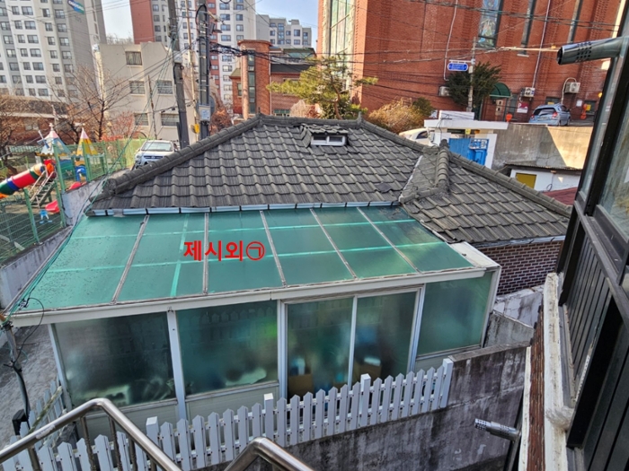 [본건 지붕 및 제시외건물]