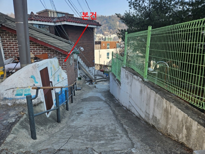 [본건 남측 진입로변 전경]