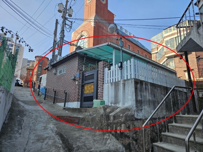 [본건 남동측에서 본 외부전경]