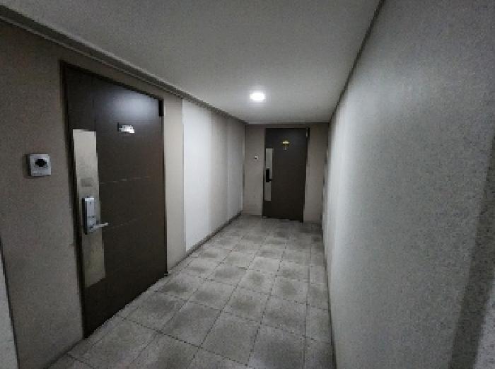부동산 앞 복도 공간