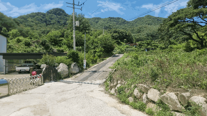 [북측 인접도로 전경]