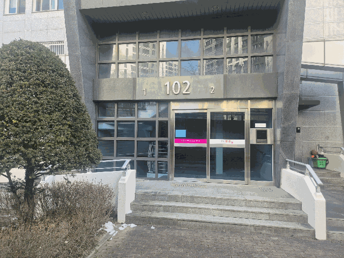 본건 출입구