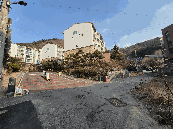본건 서측 인접도로 및 주위환경