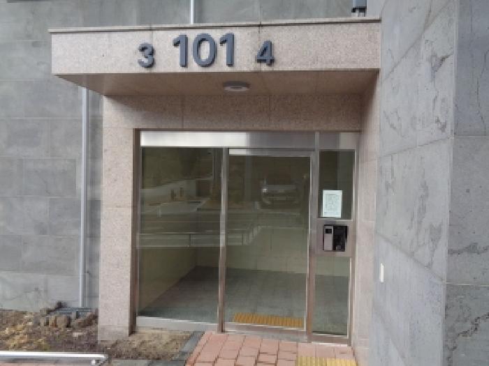 소재지 1.(광령평화2길 15, 제주더힐테라스 101동) 3,4호 라인 공동 출입문 전경