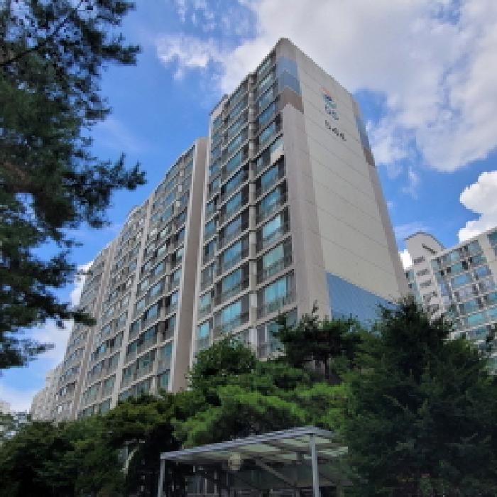 본건 건물 전경(외벽에 `544`동 표시 있음. 