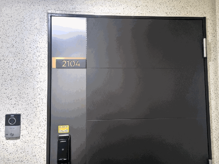 본건 현관 (21층 2104호)