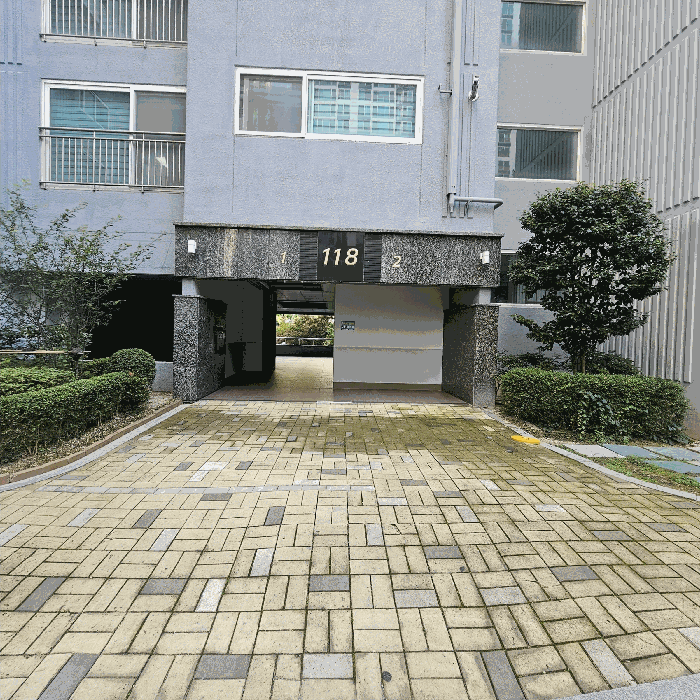 [본건 출입구]