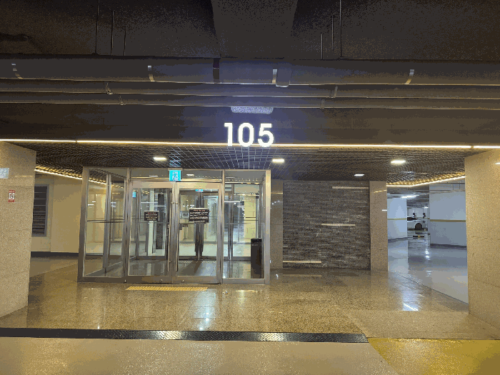 본건 105동 지하주차장 입구