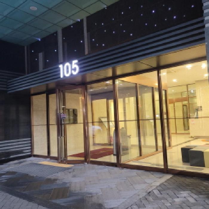 공동현관 출입구 전경(`105`동 표시 있음)