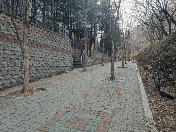 본건 단지 북측 도보 출입구