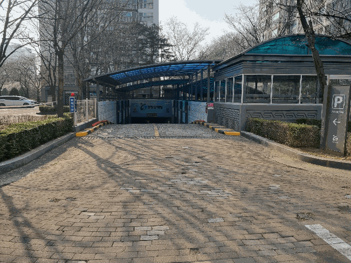 본건 지하주차장 출입구