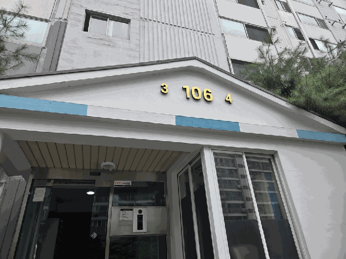 본건 공동현관 전경