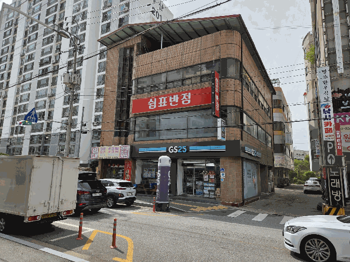 기호(7)건물 남동측에서 촬영한 입구 전경