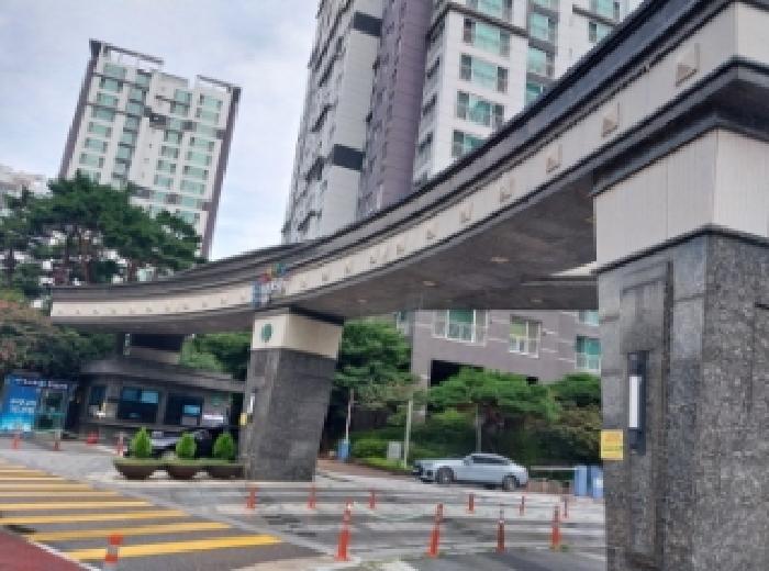아파트 정문