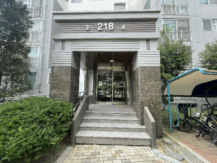 본건 1층 공동현관문