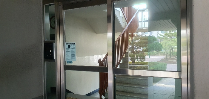 본건이 소재한 건물 입구 전경