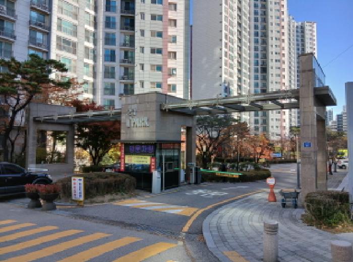 아파트 출입구 
