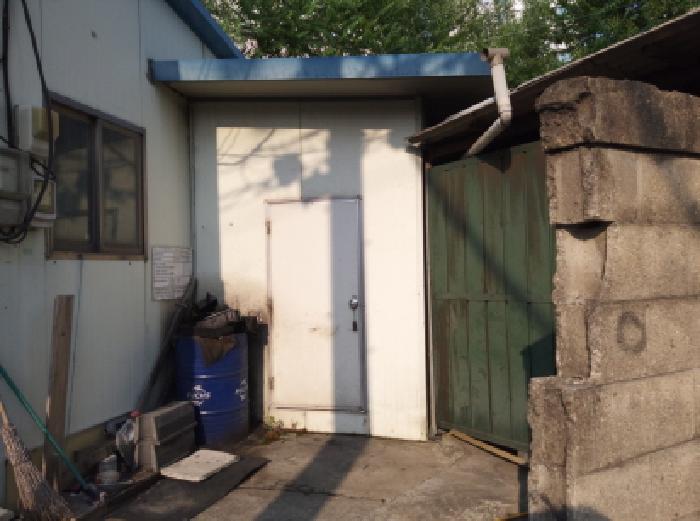* 본건 목적물 1. 지상 제시외 화장실 전경