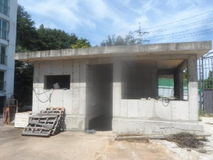 기호 2번 지상에 소재하는 것으로 보이는 제시외 철근콘크리트조 단층건물