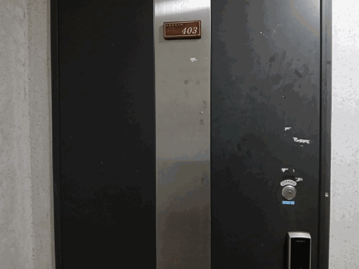본건 408동 403호 현관문
