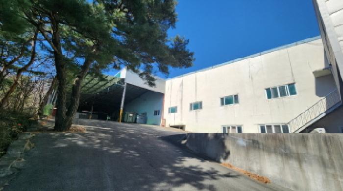 부동산의 표시 1, 2.에 소재하는 제시외 철파이프조 강판지붕 비가림 창고시설.